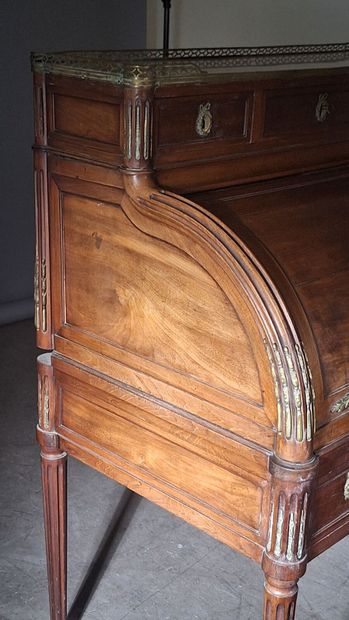Bureau à cylindre en placage ouvrant par...
