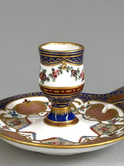SÈVRES
Soft-paste porcelain hand-held candlestick...