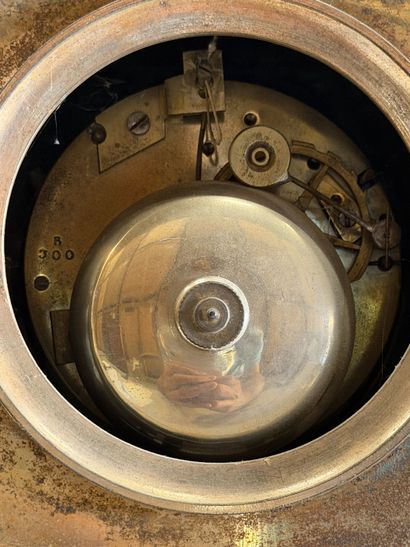 Pendule en bronze ciselé et doré ornée d'une...