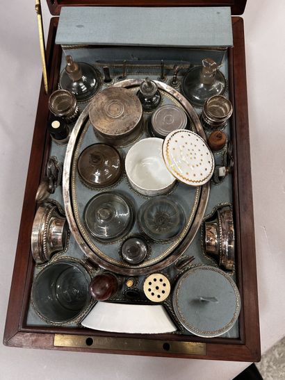 Nécessaire de toilette de voyage en acajou...