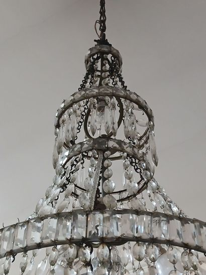 Lustre montgolfière en métal à décor de pampilles...