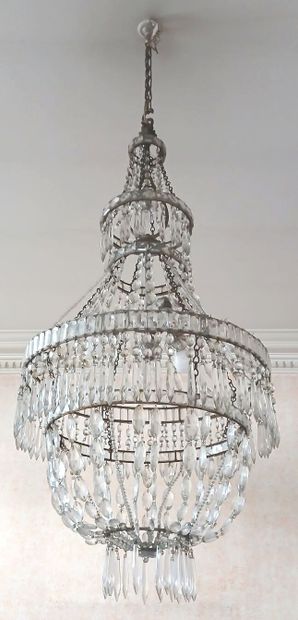 Lustre montgolfière en métal à décor de pampilles...