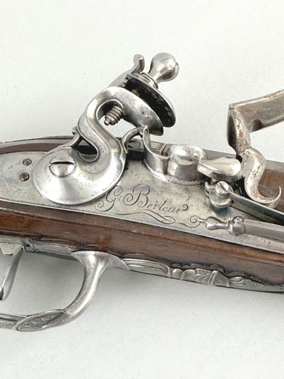 Pistolet à silex d'officier 
Canon rond,...