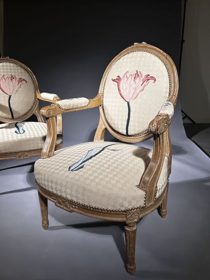 Paire de fauteuils à dossier médaillon en...