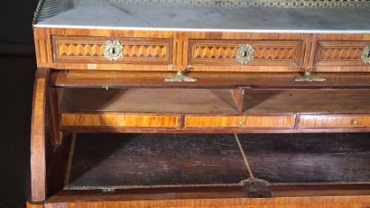 Bureau à cylindre en placage ouvrant par...