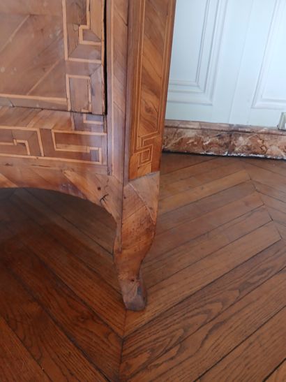 Center-recessed veneered wood chest of drawers...