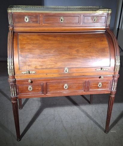 Bureau à cylindre en placage ouvrant par...