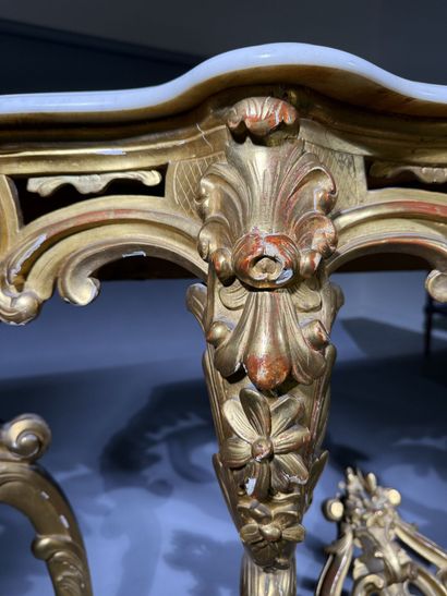 Carved and gilded wooden console table, resting...