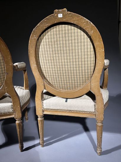 Paire de fauteuils à dossier médaillon en...