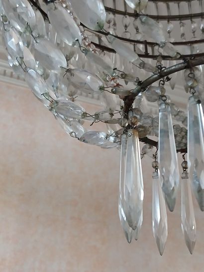 Lustre montgolfière en métal à décor de pampilles...