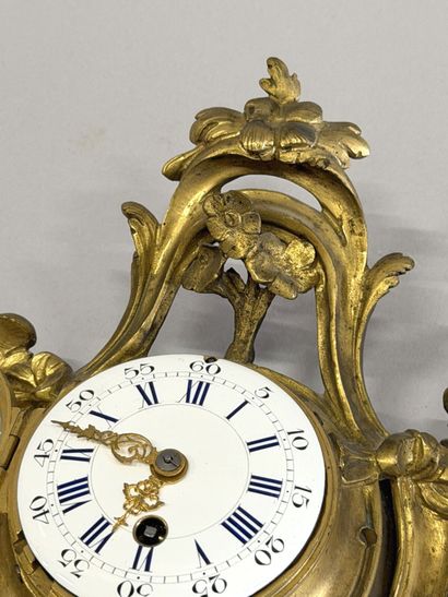 Gilded bronze alcove clock with foliage and...