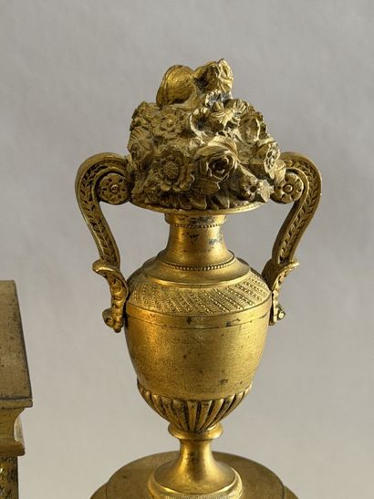 Pendule en bronze ciselé et doré ornée d'une...