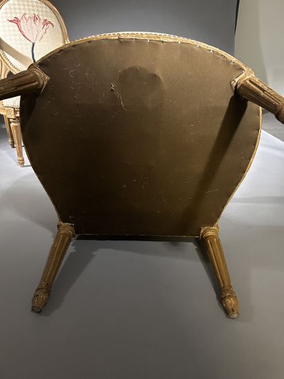 Paire de fauteuils à dossier médaillon en...