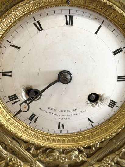 Pendule en bronze ciselé et doré ornée d'une...