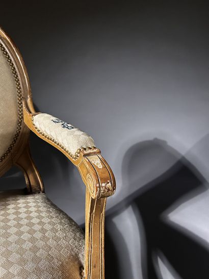 Paire de fauteuils à dossier médaillon en...