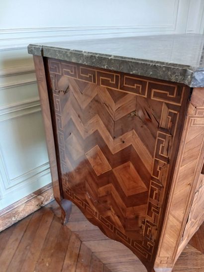 Center-recessed veneered wood chest of drawers...