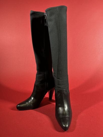PRADA
Paire de bottes en cuir noir et renylon...