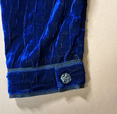 CHANEL 
Pantalon en velours bleu électrique...