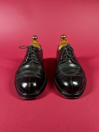 J. M. WESTON 
Deux paires de derby en cuir...