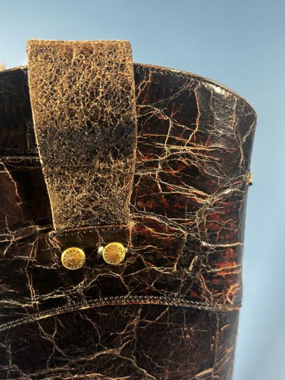 DOLCE GABBANA 
Paire de bottes en cuir vieilli...