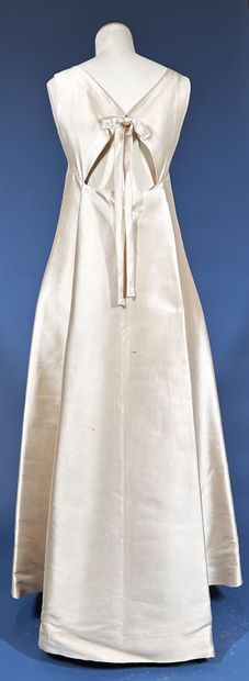 PIERRE BALMAIN Boutique 
Robe longue en soie...