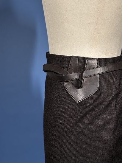 HERMÈS Paris
Jupe droite au genoux en gabardine...