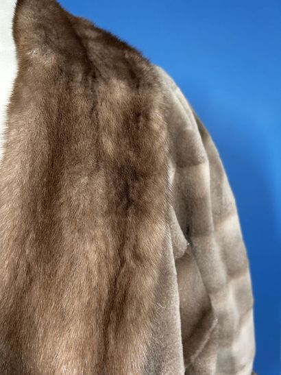 J. MENDEN
Manteau 7/8e en vison éjarré beige,...