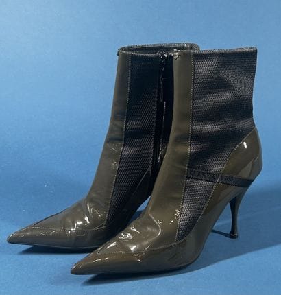 PRADA 
Paire de bottines en cuir verni kaki...