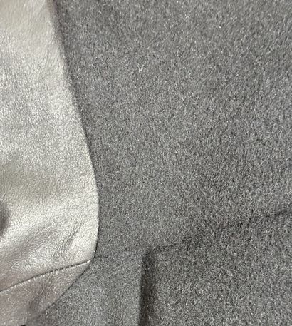 GARETH PUGH 
Manteau en angora et laine noire,...