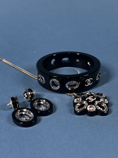 CHANEL 
Parure en résine noire découpée de...