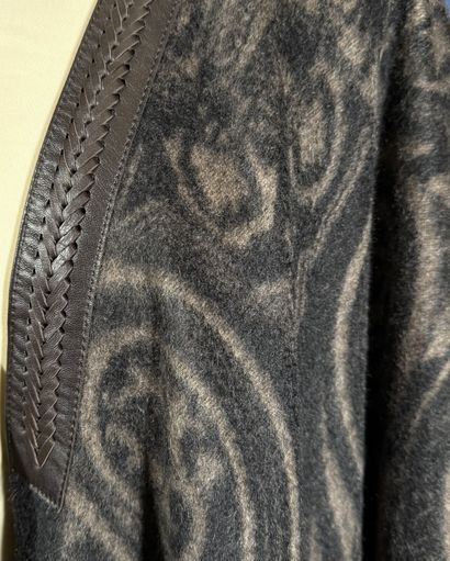 ETRO 
Cape en cachemire imprimé baroque noir...