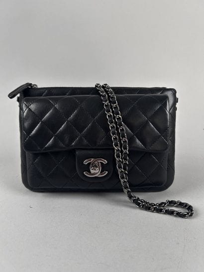 CHANEL 
Petit sac pochette à deux compartiments,...