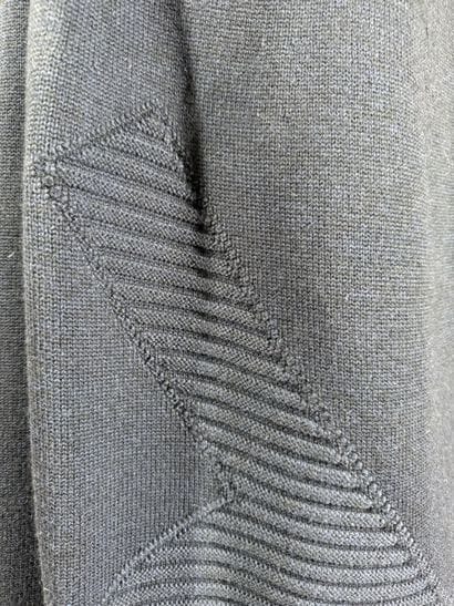 FENDI 
Cape en laine marine légèrement chinée...