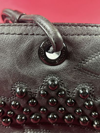 LOEWE 
Sac en cuir noir surpiqué du nom et...