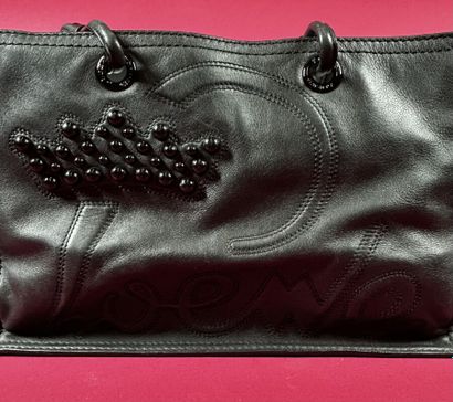 LOEWE 
Sac en cuir noir surpiqué du nom et...