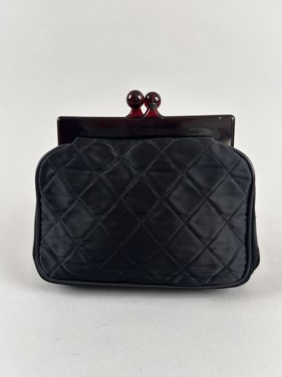 CHANEL 
Petit sac du soir bourse en satin...