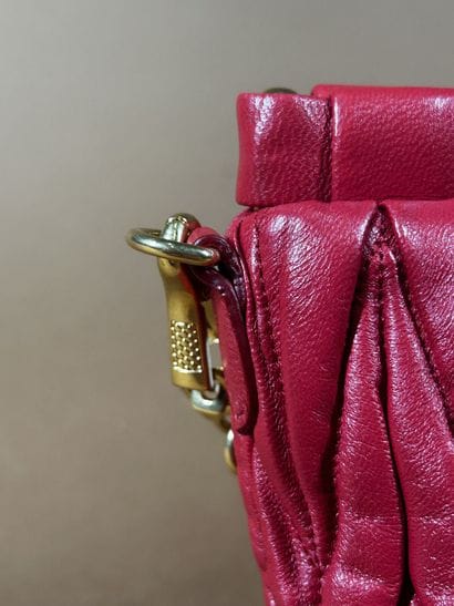 MIU MIU 
Sac pochette en cuir rouge plissé...
