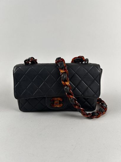 CHANEL 
Sac classique en cuir matelassé noir,...