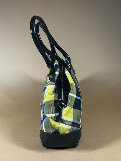 VIVIENNE WESTWOOD 
Sac en drap tartan ciel/jaune/rouge/noir...