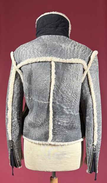 ACNE 
Blouson en peau lainé noir effet vieilli,...