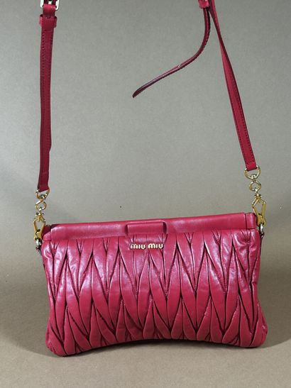 MIU MIU 
Sac pochette en cuir rouge plissé...