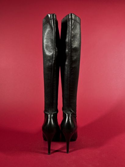 FENDI 
Paire de bottes en cuir noir à effet...