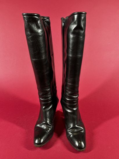CÉLINE
Paire de bottes en cuir noir, talon...