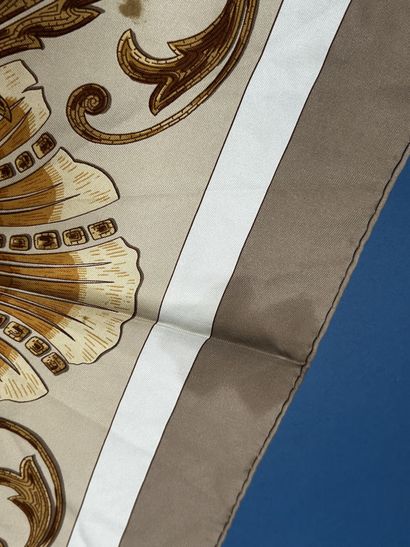 HERMÈS Paris 
Carré en twill de soie imprimé...