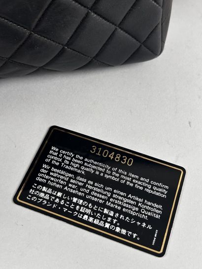 CHANEL 
Sac classique en cuir matelassé noir,...