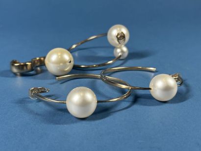 CHANEL 
Parure composée d'un bracelet jonc,...