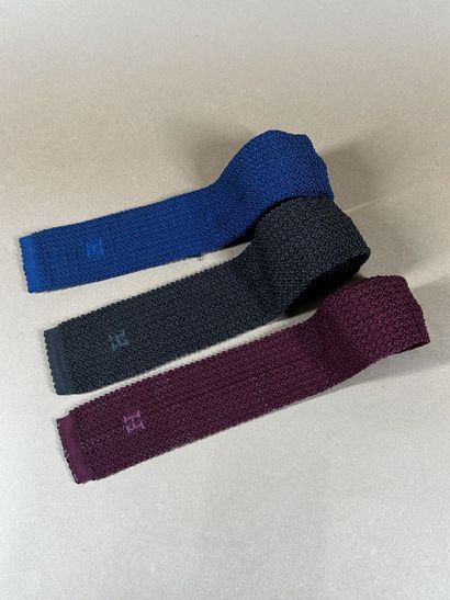 HERMÈS Paris
Réunion de trois cravates en...