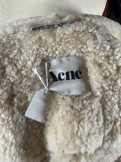 ACNE 
Blouson en peau lainé noir effet vieilli,...