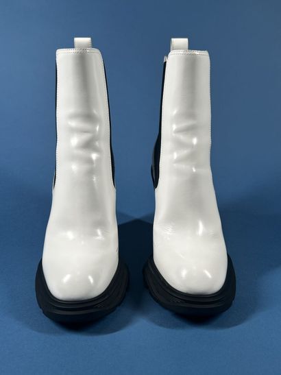 ALEXANDER McQUEEN 
Paire de boots en cuir...
