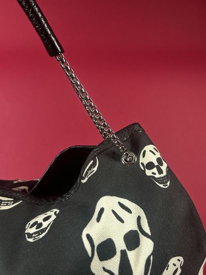 ALEXANDER McQUEEN 
Sac besace en toile noire...
